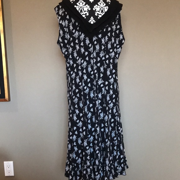Flattering black and white flowy dress with double flap v neck collar. - Picture 5 of 15